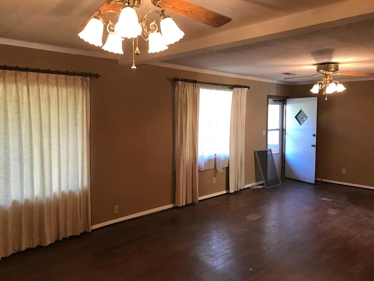4 bed, 1.5 bath, 1430 sqft, $1,350 — Photo 2