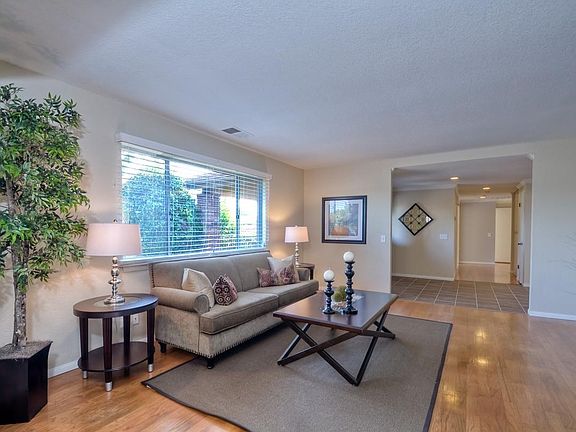 5th image of 831 Cypress Dr