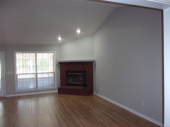 5th image of 579 Oak Lake Dr
