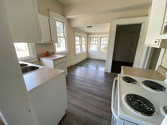 kitchen & breakfast nook