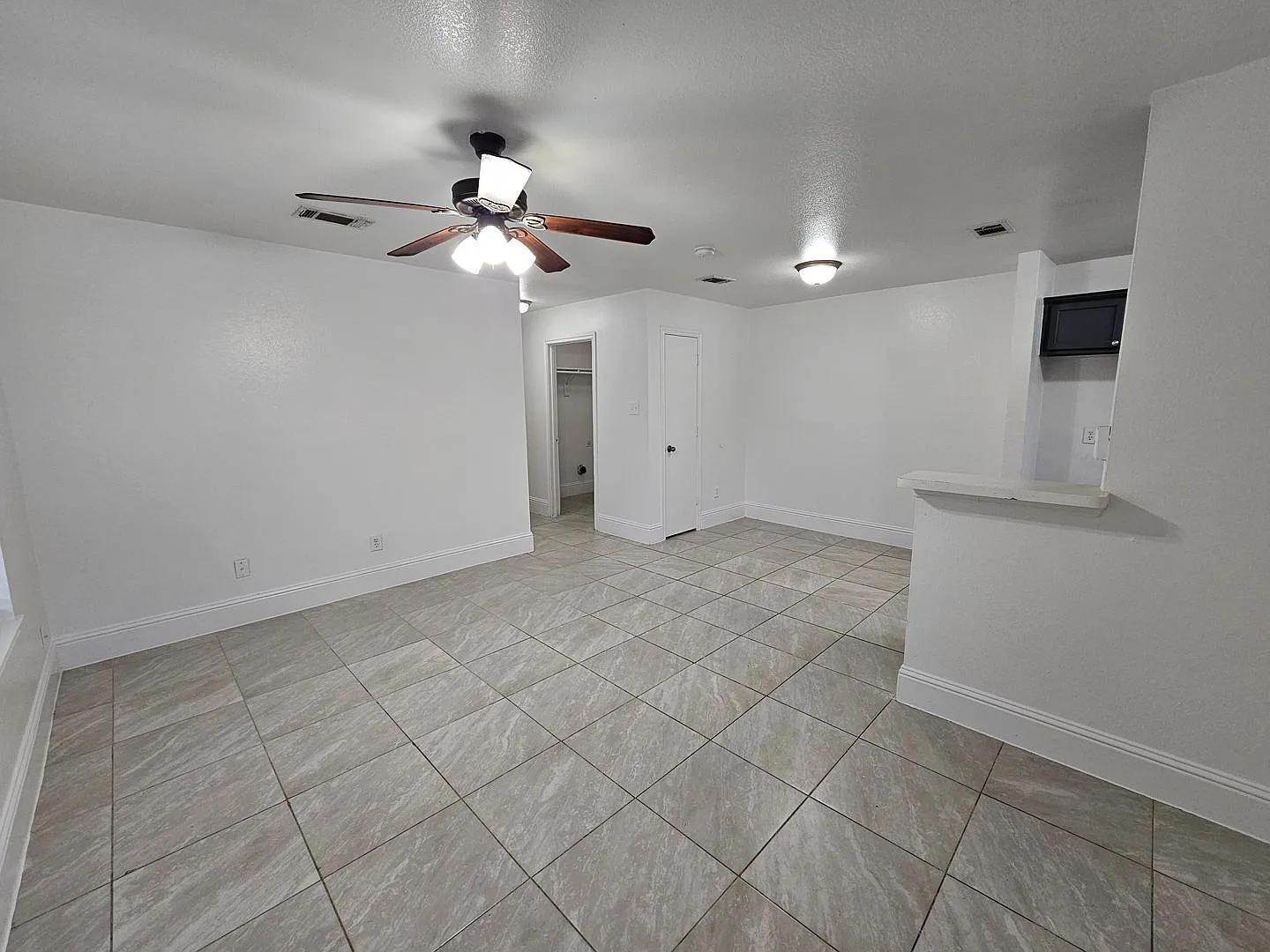 3-2 bath Situated in proximity to Downtown Dallas — Photo 4