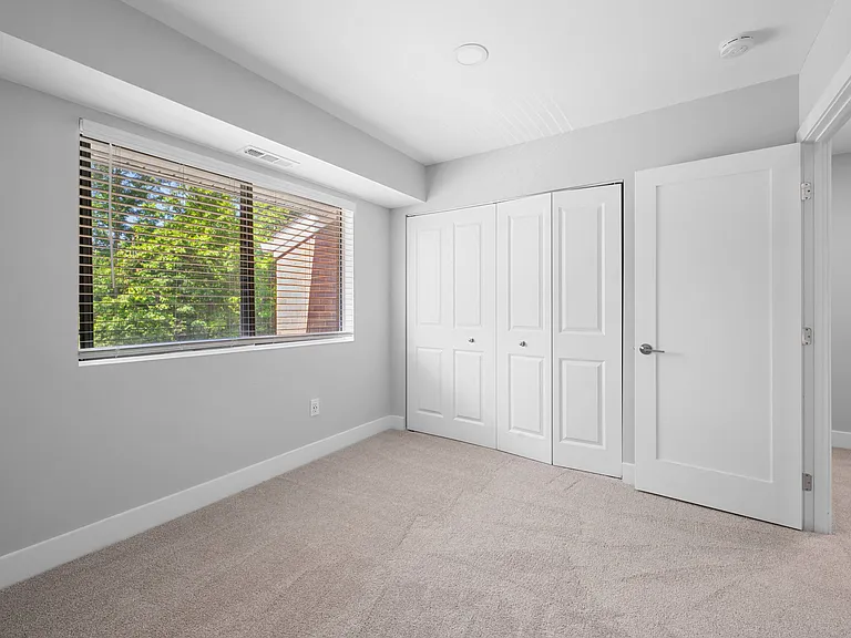 Gainsborough Court Apartments — Photo 15