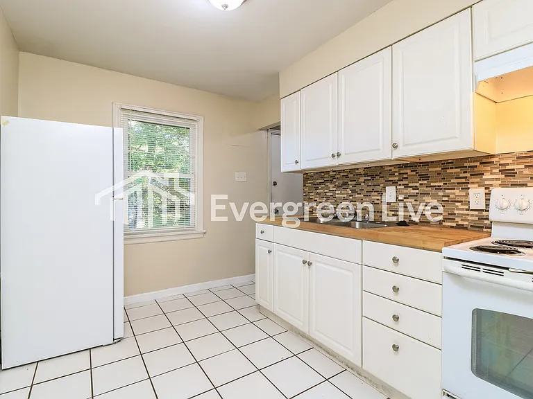 350 Brackleigh Ln — Photo 7