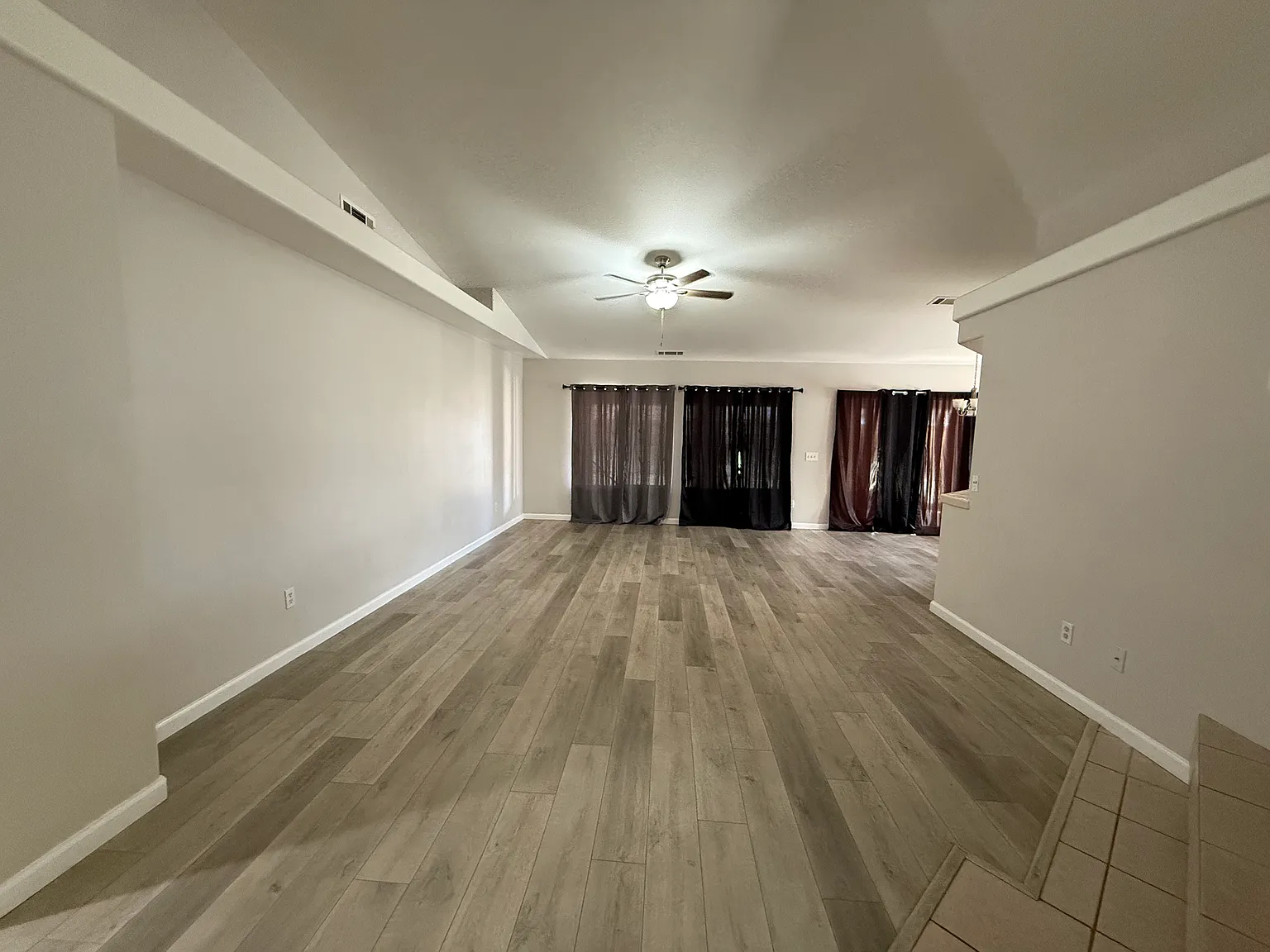 3 bed, 2052 sqft, $2,900 — Photo 3