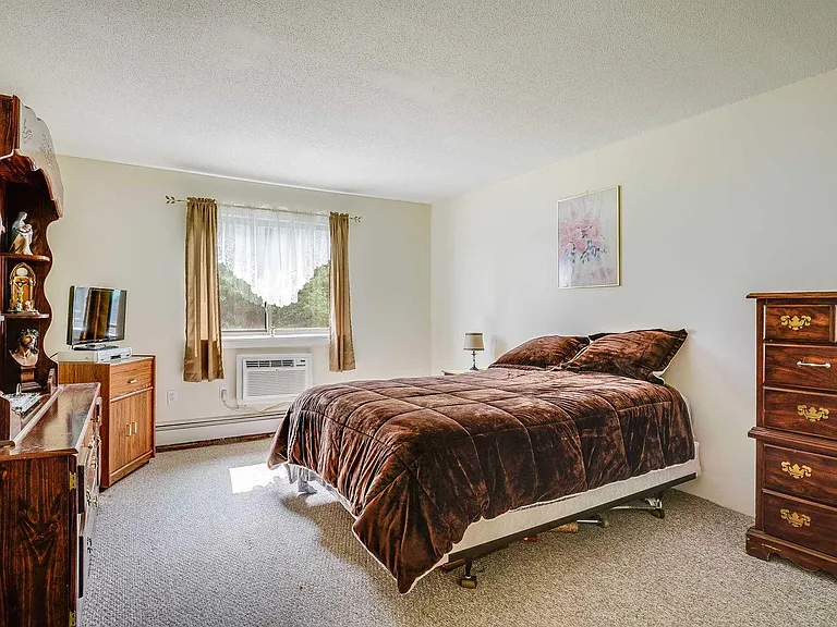 19 Country Club Dr — Photo 8