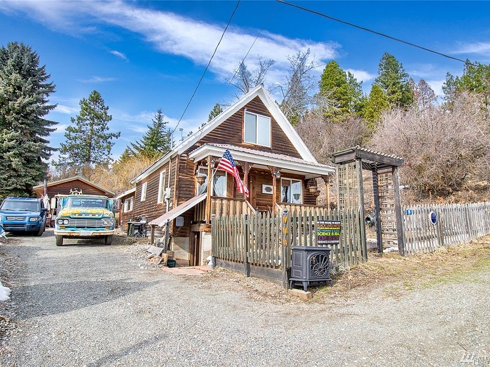 Roslyn charmer with garage, amazing views, & great location! Absolute must see.