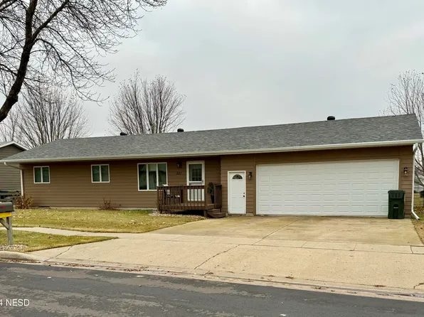 321 Herzog Dr NW, Watertown, SD 57201