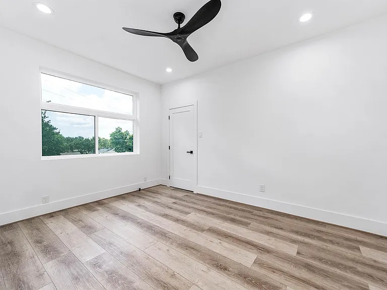 313 N Nagle St — Photo 30