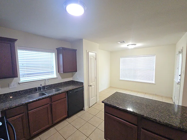 2303 Golden Brandy Ln — Photo 5