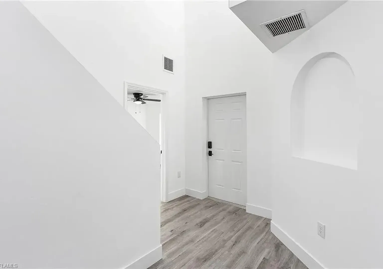 Stunning 5 Bedroom 2.5 Bath w/Den — Photo 2