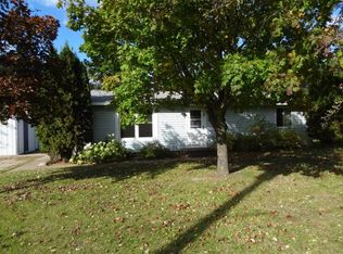 E2082 Meadowlark Ln, Waupaca, WI 54981