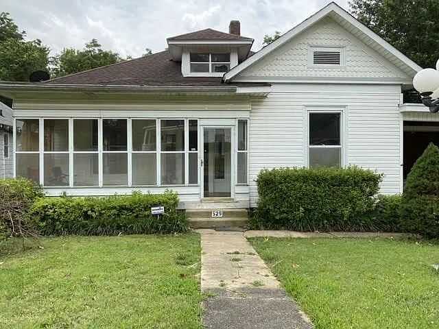 3 bed, 2.0 bath, 1860 sqft, $1,350 — Photo 2