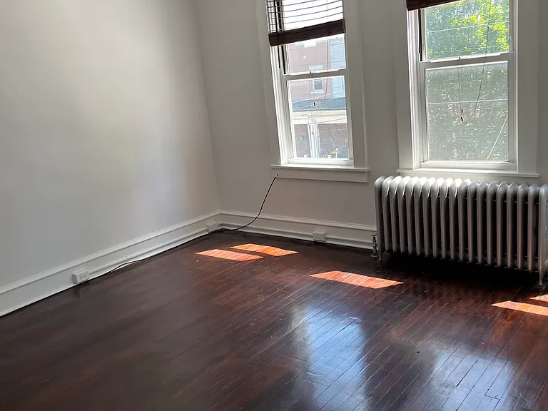 656 N Pine St — Photo 2