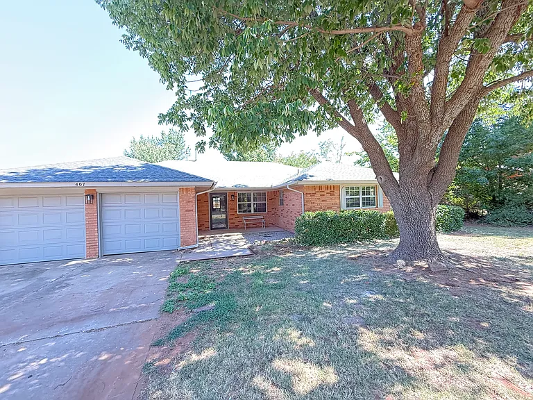 407 E Mohr Ln — Photo 1