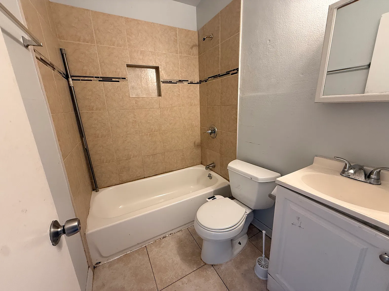 3 bed, 1084 sqft, $1,600 — Photo 3