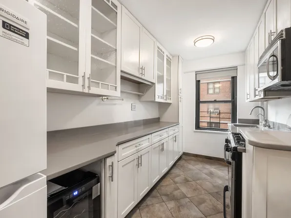 210 East Broadway image 6 of 9