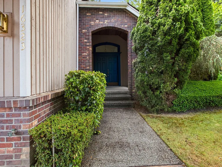 16323 NE 50th Way — Photo 3