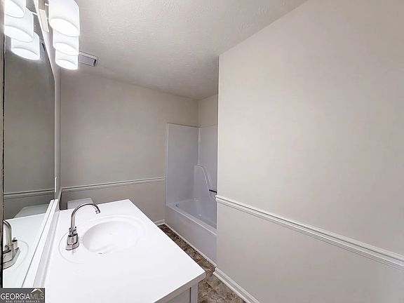 4th image of 6140 Dorchester Dr