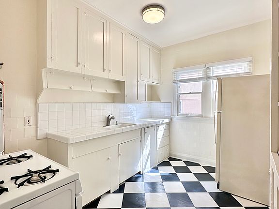 3rd image of 832 N Edinburgh Ave APT 1