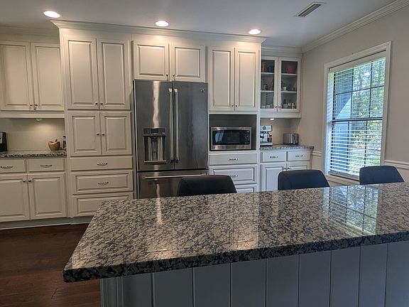 Countertop seating in kitchen