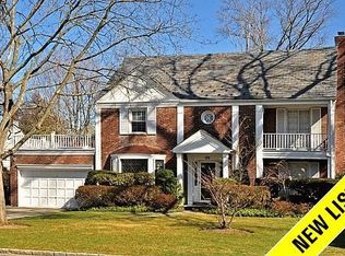 17 Parkside Dr, Great Neck, NY 11021