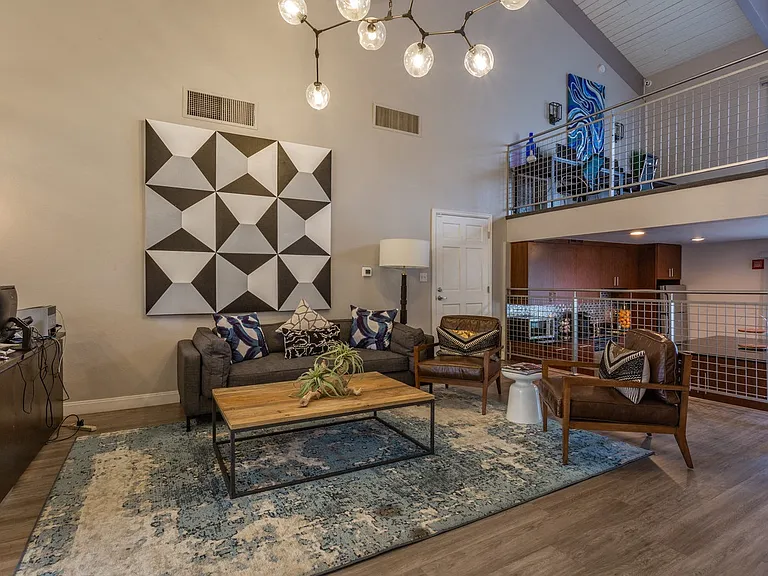 Monaco Lakes Apt — Photo 18
