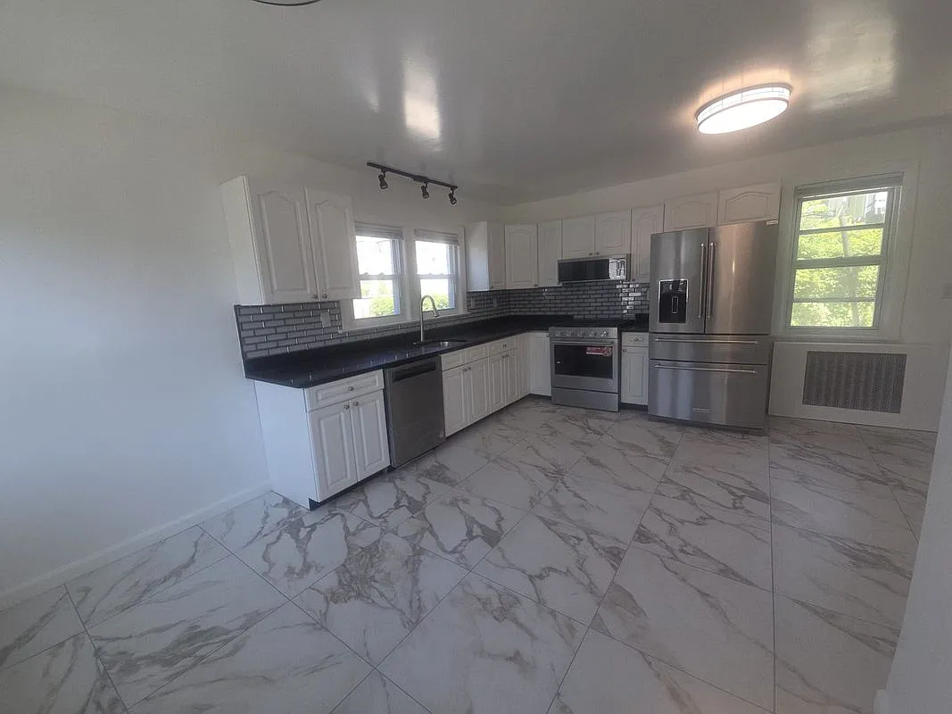 4 bed, 2.0 bath, 1438 sqft, $4,500 — Photo 4
