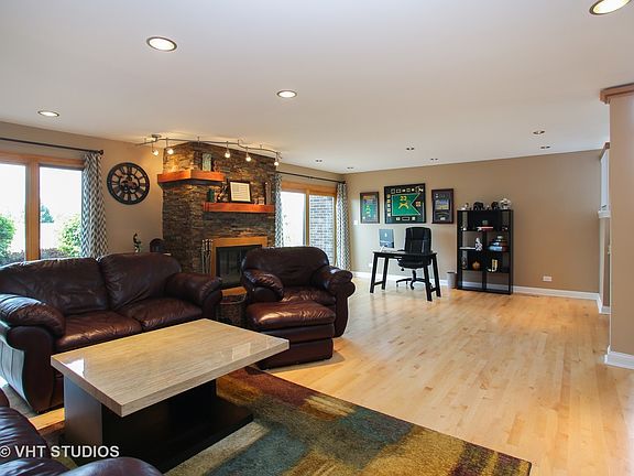 3rd image of 484 Dominion Ct