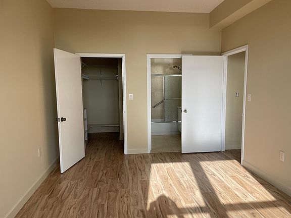 3rd image of 40 Oceana Dr W #Penthouse 1b