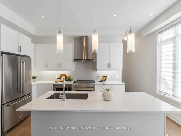 2 Lois Torrance Trl, Uxbridge, ON L9P 0N2