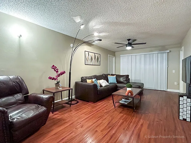 3921 SW 34th St #105 — Photo 2