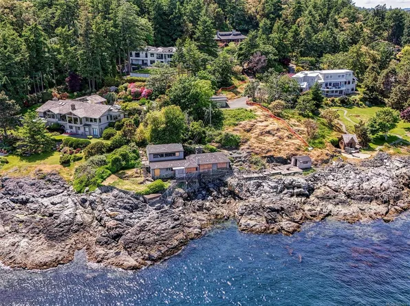 6000 Lockehaven Dr, Saanich, BC V8N 4J5