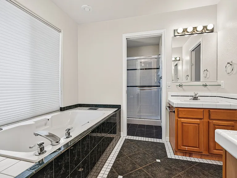 2213 Ridgeview Dr — Photo 13