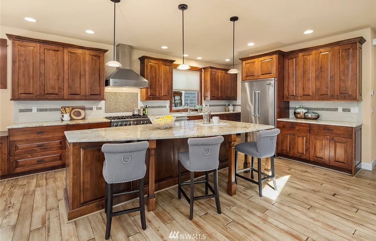 4 bed, 3010 sqft, $4,700 — Photo 4