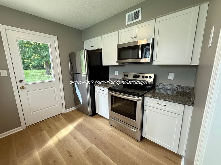 203 NW Market Pl #B — Photo 3