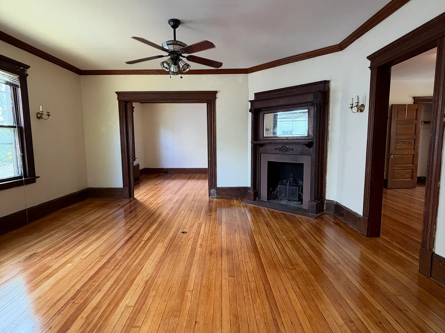 2 bed, 1.0 bath, 4736 sqft, $1,590 — Photo 3