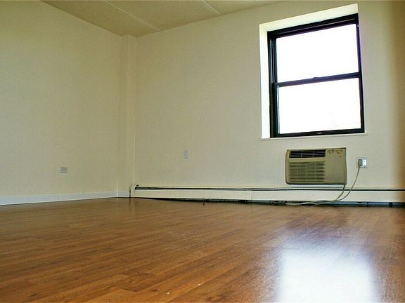 4th image of 6425 Broadway APT 7B