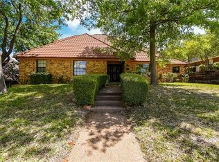 3116 Woodridge Dr, Hurst, TX 76054