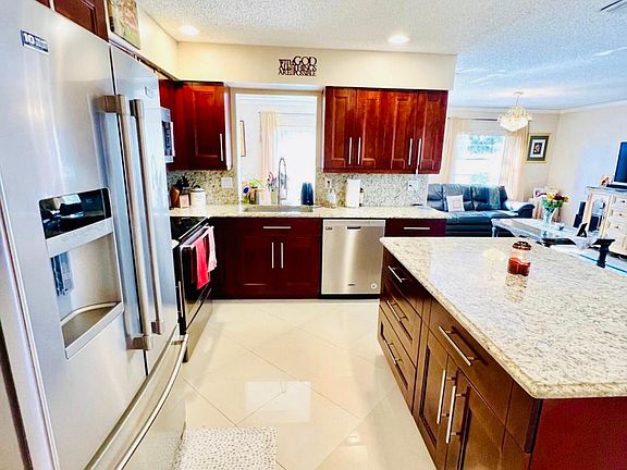 Kitchen w Stainless Steel Appliances