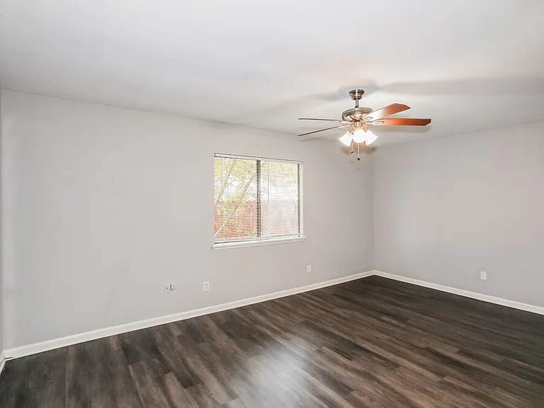 2109 Kings Rd — Photo 10