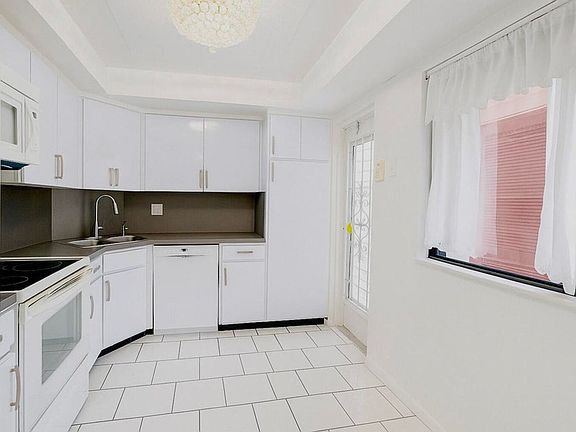 2nd image of 1739 Embassy Dr APT 202