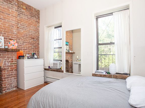 3rd image of 637 Sterling Pl APT 1L