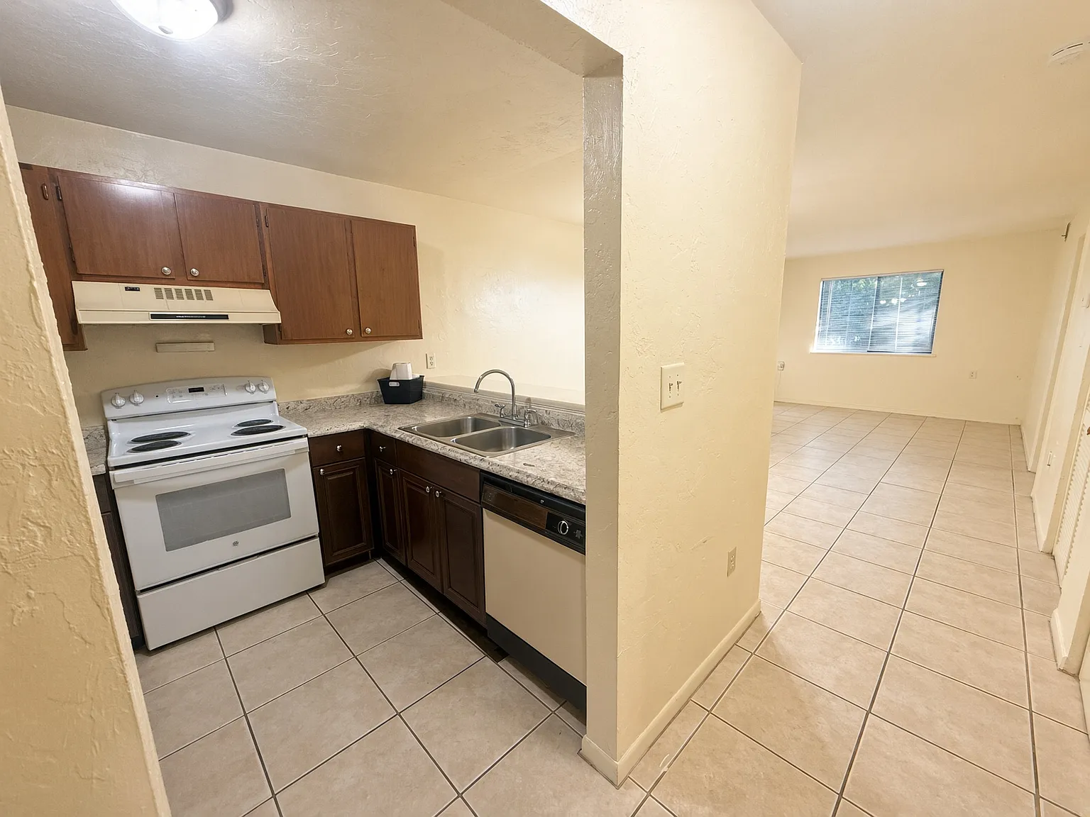 2 bed, 874 sqft, $1,175 — Photo 3