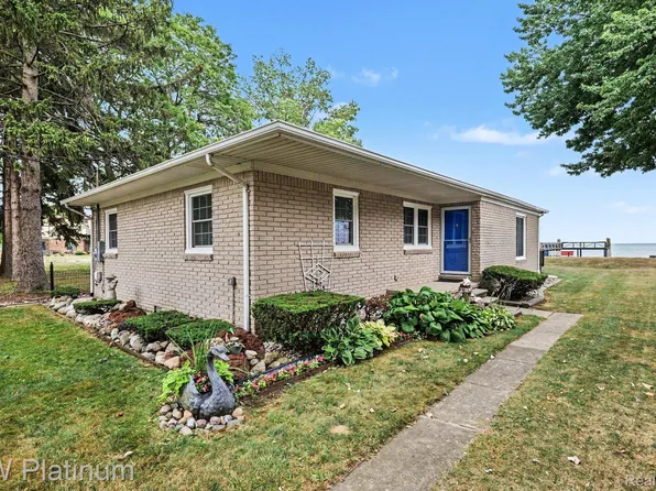 32200 Jefferson Ave, Saint Clair Shores, MI 48082