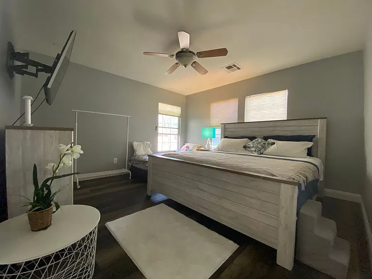 734 Thornford St — Photo 5