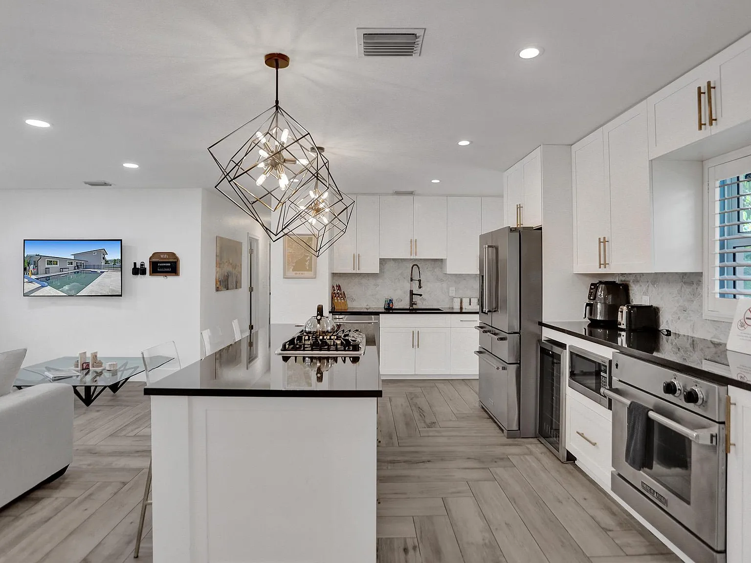 4 bed, 2400 sqft, $6,700 — Photo 4