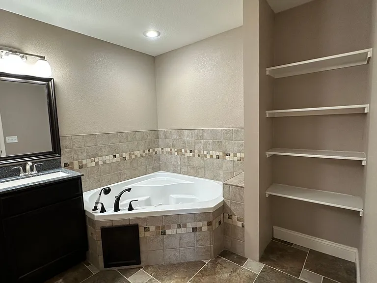 333 Lyle Curtis Cir — Photo 26