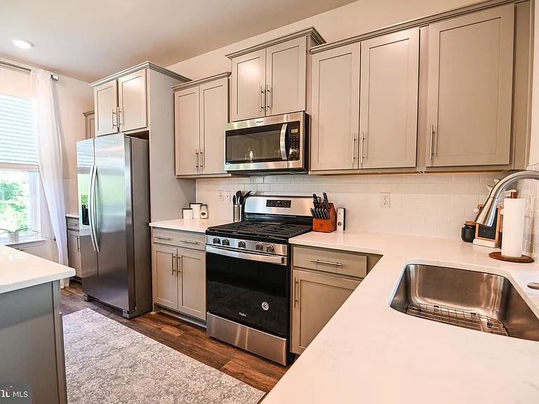 2047 Hinshaw Dr — Photo 20
