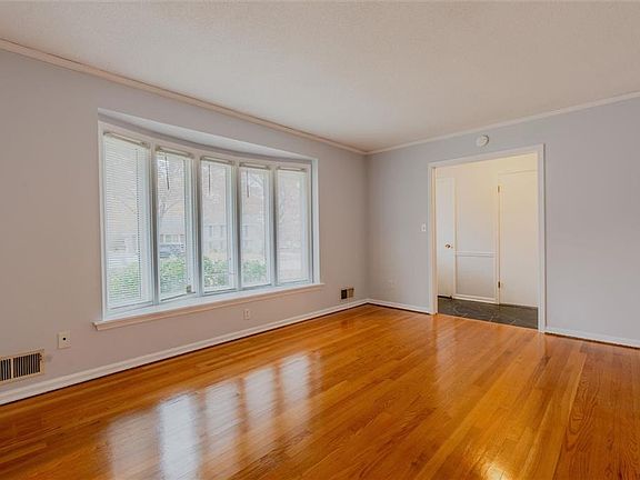 4th image of 21 E 115th St