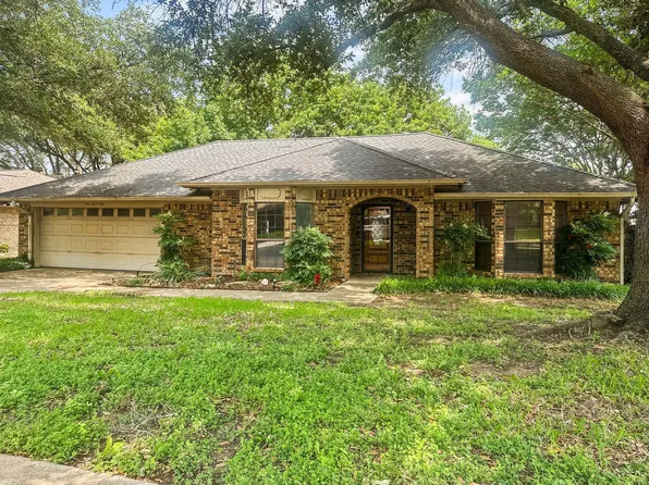 10028 Stoneleigh Dr, Benbrook, TX 76126